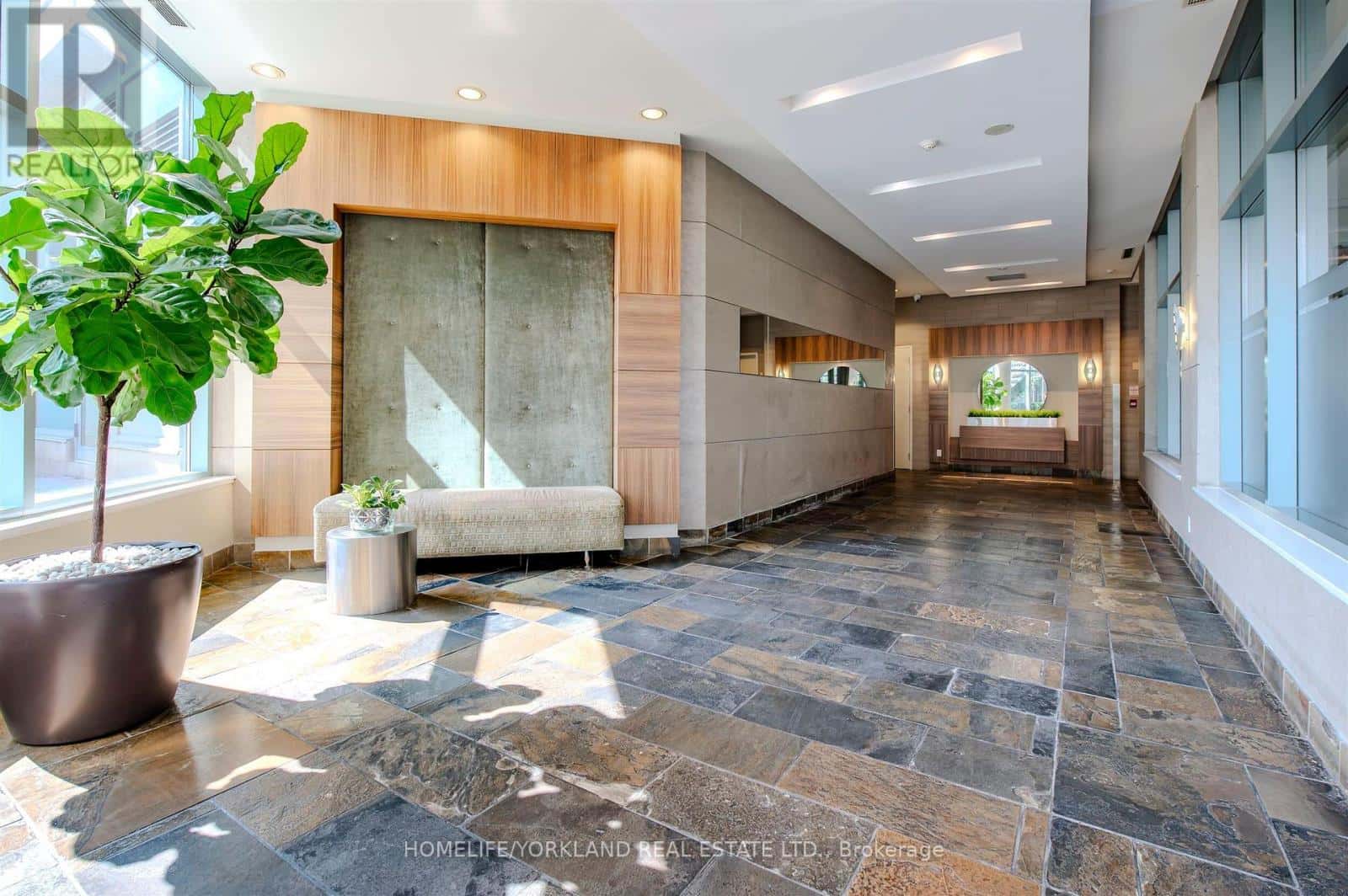 323 - 230 QUEENS QUAY W — Toronto (Waterfront Communities), Ontario - Photo 4 of 28