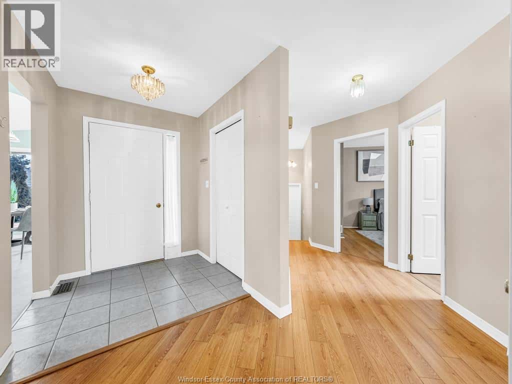 22 Golfway DRIVE — Essex, Ontario - Photo 2 of 41