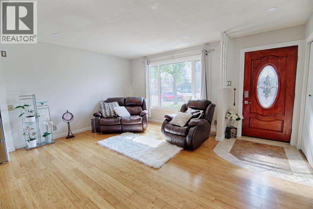 110 Ojibwa Road W — Lethbridge, Alberta - Photo 4 of 35