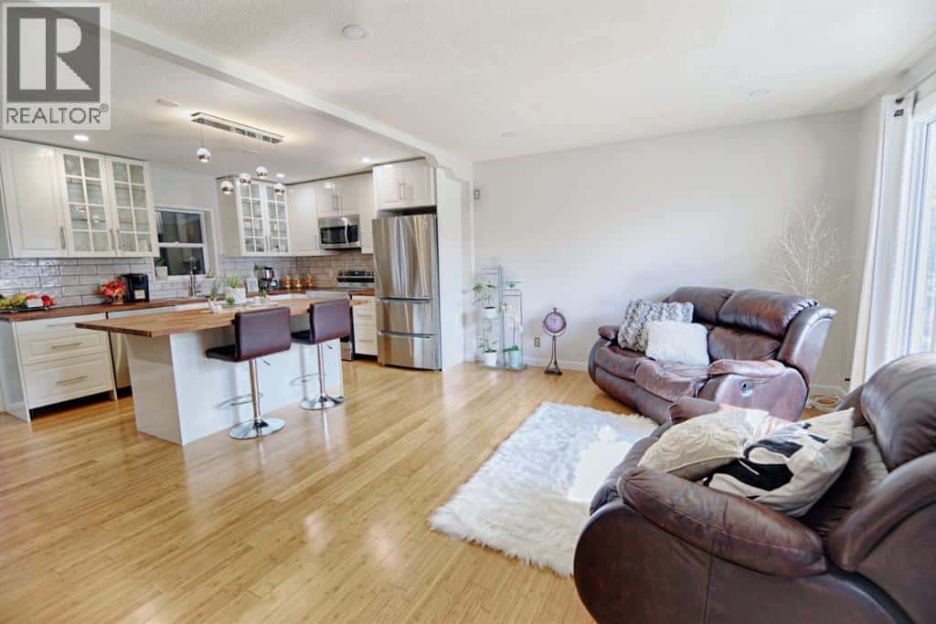 110 Ojibwa Road W — Lethbridge, Alberta - Photo 3 of 35