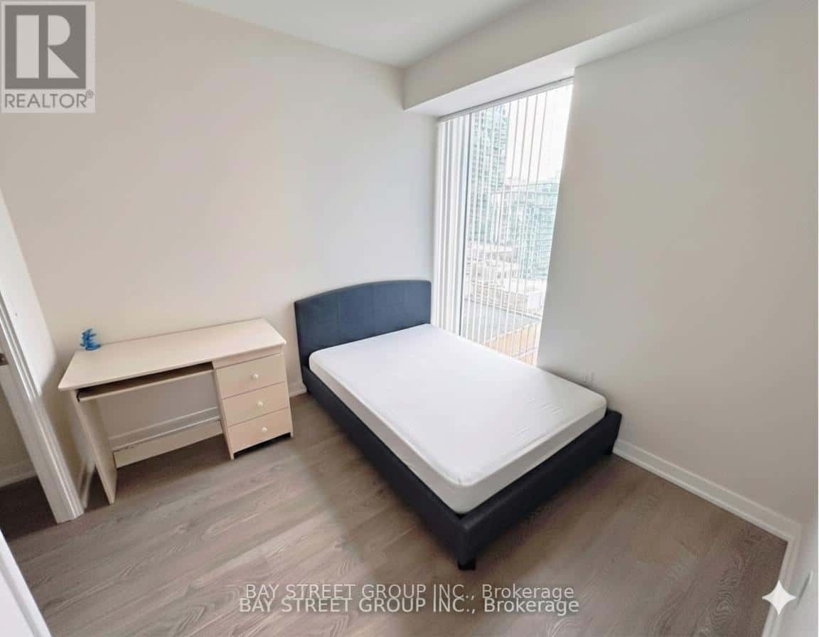 Toronto (Waterfront Communities) — Toronto (Waterfront Communities) - Photo 3 of 6