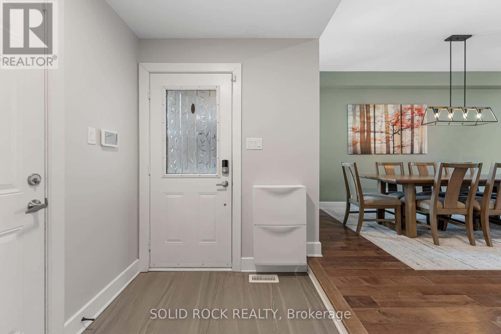 201 BERT HALL STREET — Arnprior, Ontario - Photo 4 of 32