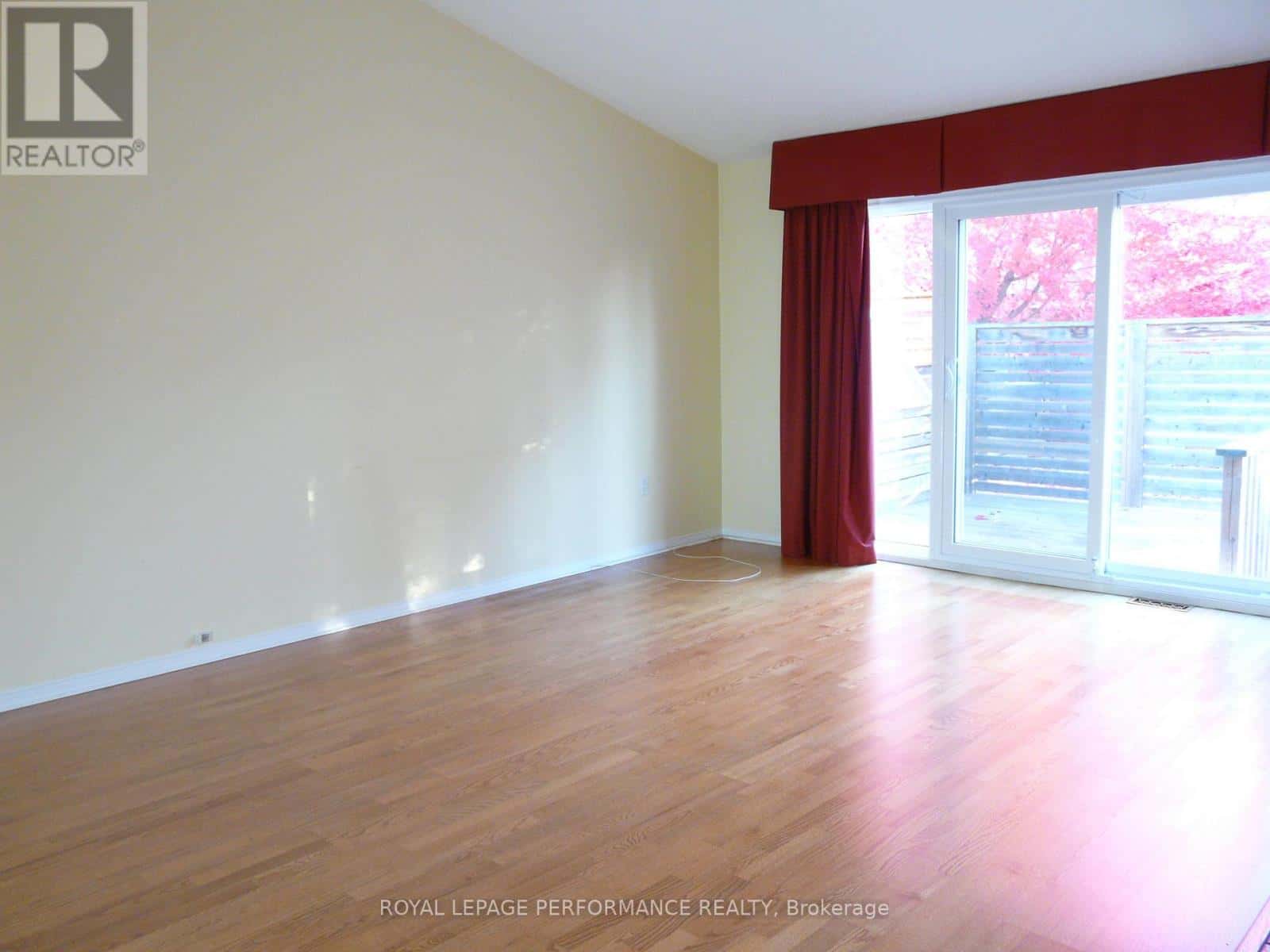 - - 1172 FOXBOROUGH PRIVATE — Ottawa, Ontario - Photo 3 of 37