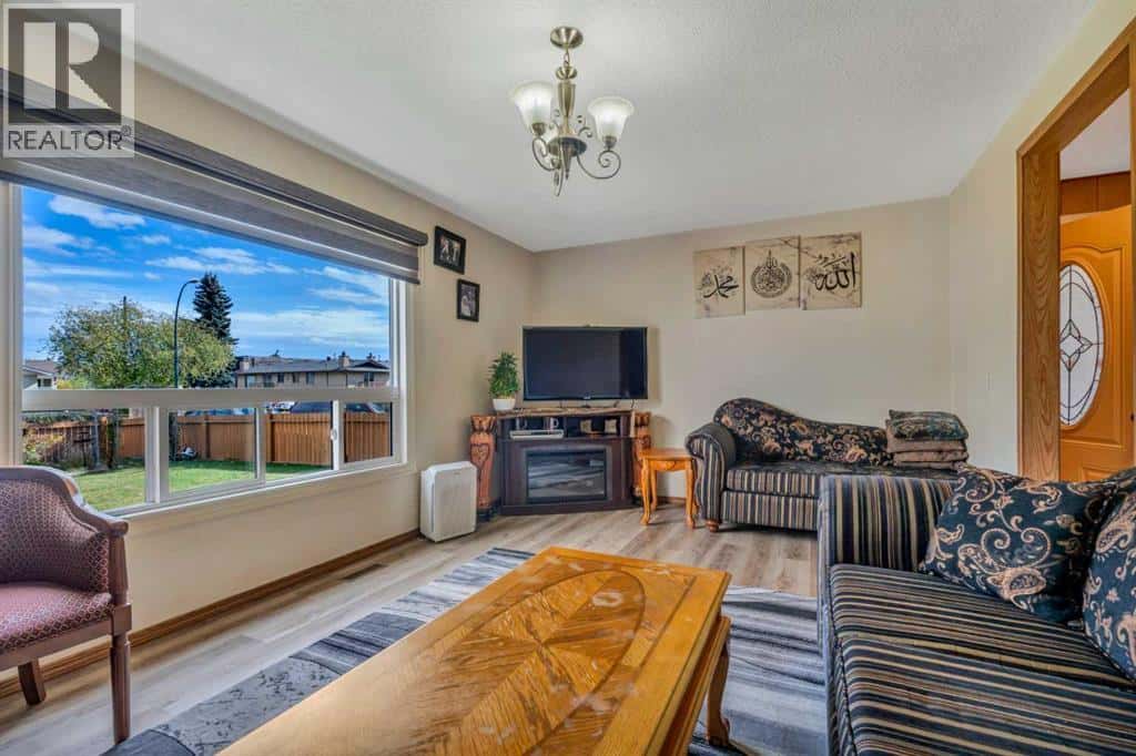 713 44 Street SE — Calgary, Alberta - Photo 5 of 41