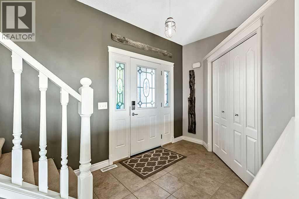 521 Westmount Close — Okotoks, Alberta - Photo 3 of 47