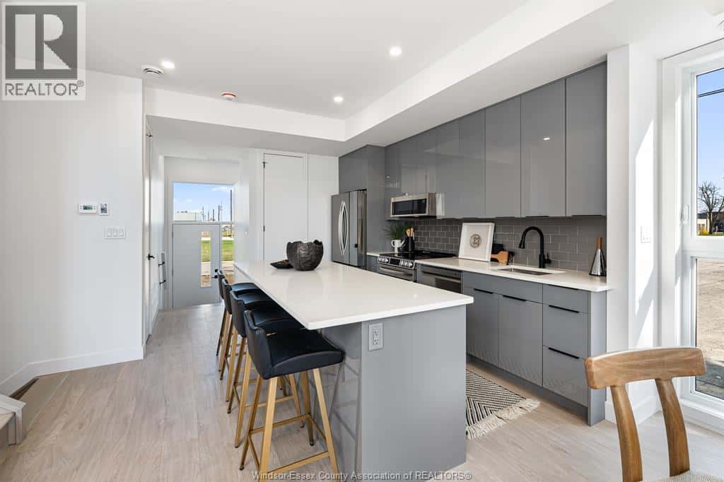 2035 SENECA STREET — Windsor, Ontario - Photo 3 of 42