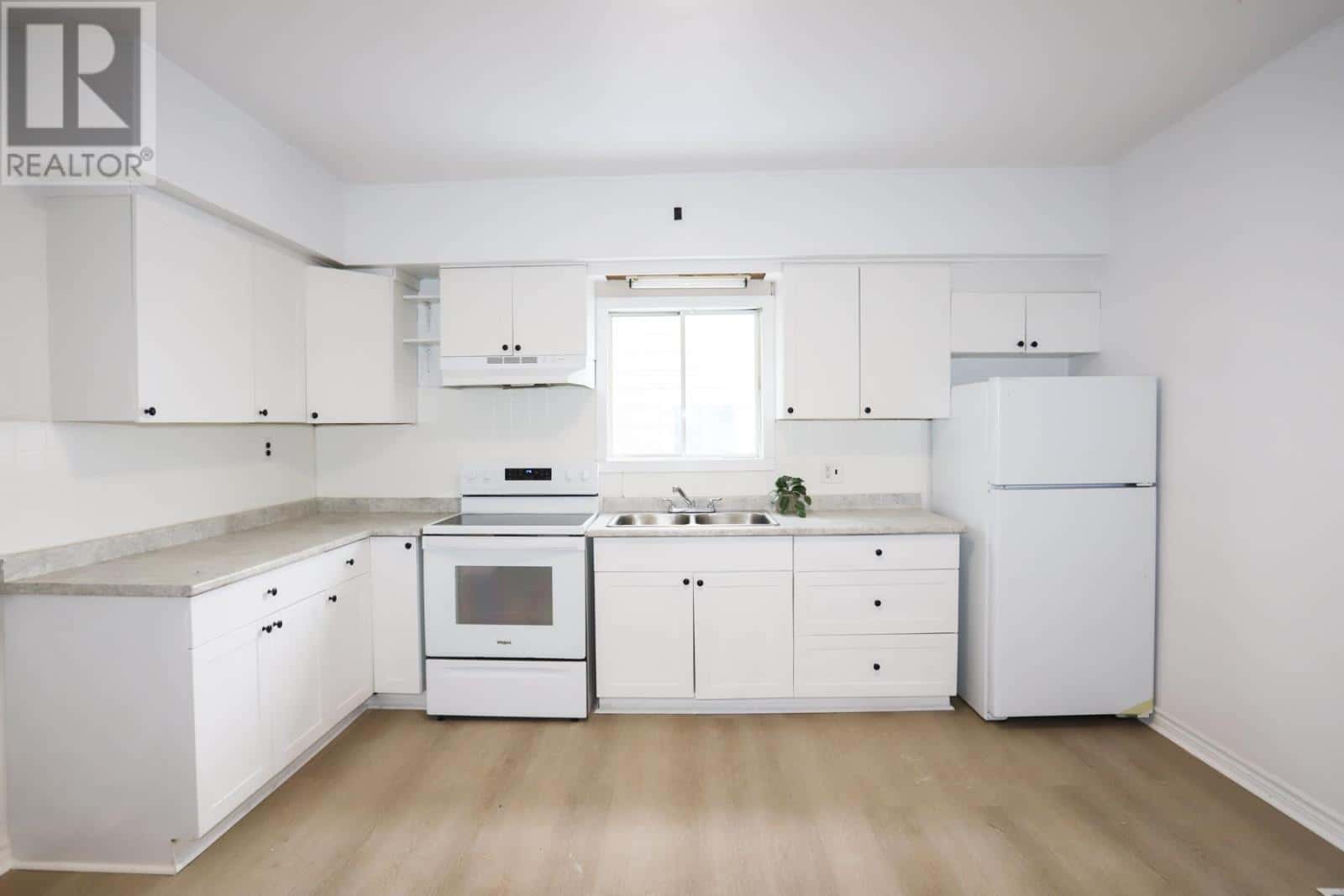 223 Beverley ST — Sault Ste. Marie, Ontario - Photo 2 of 21