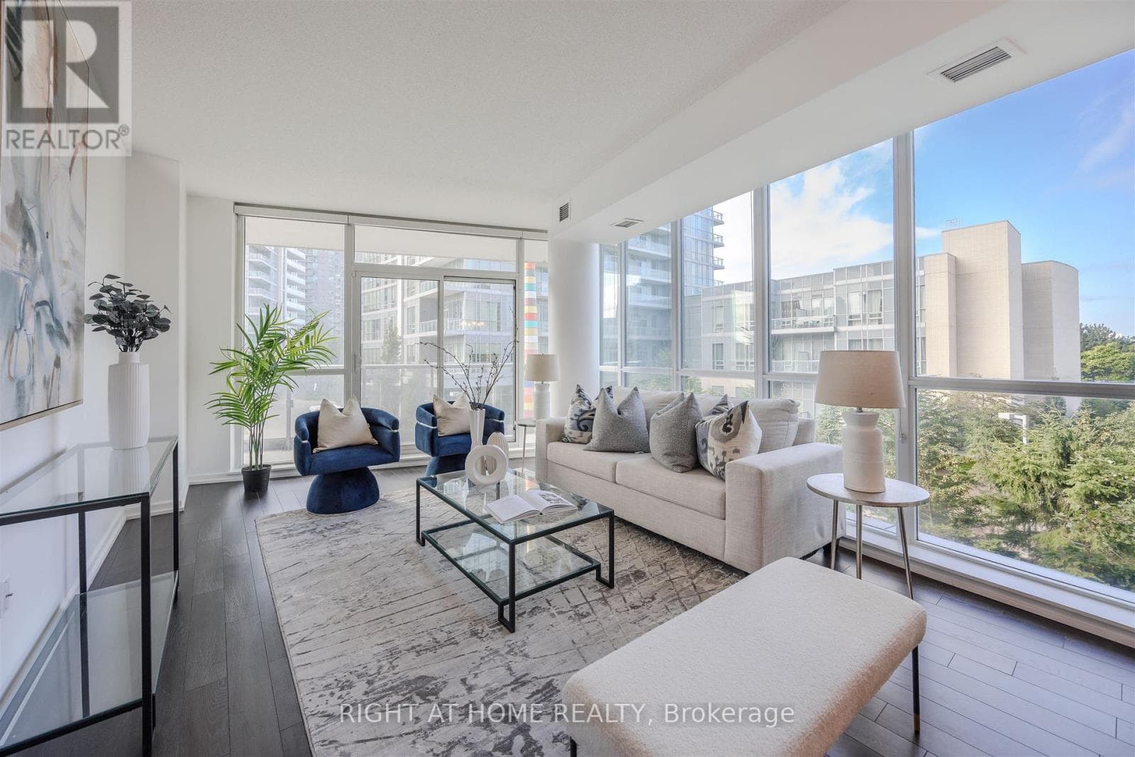 206 - 70 FOREST MANOR ROAD — Toronto (Henry Farm), Ontario - Main photo