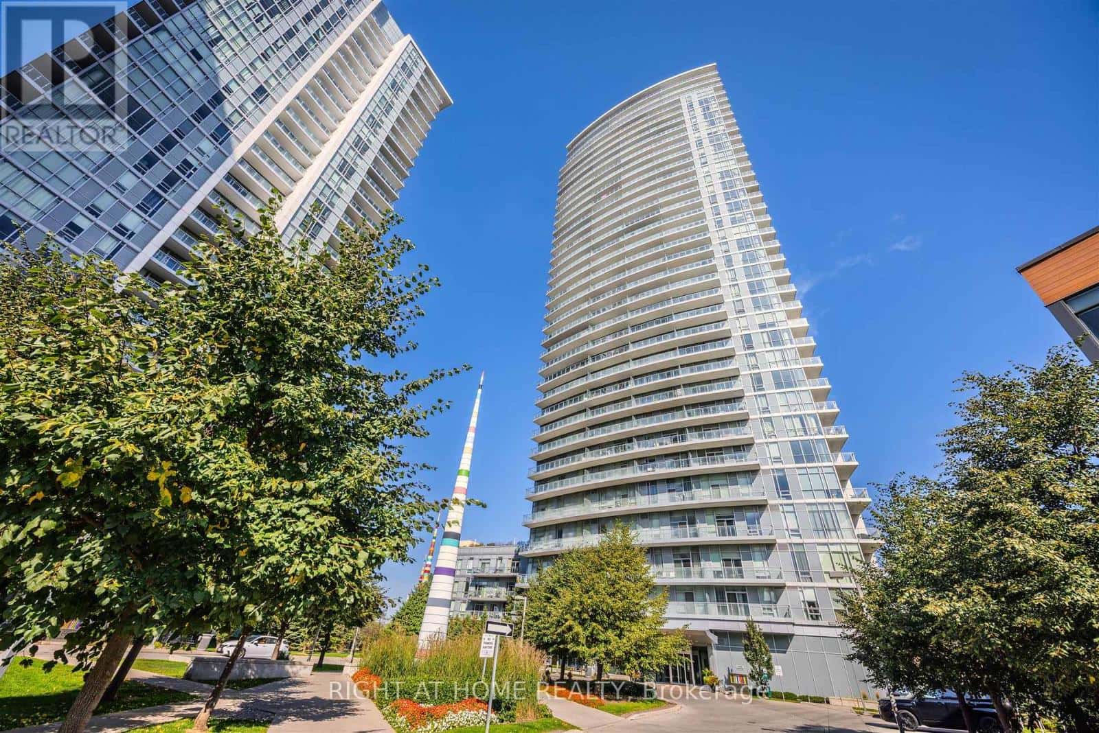 206 - 70 FOREST MANOR ROAD — Toronto (Henry Farm), Ontario - Photo 2 of 38