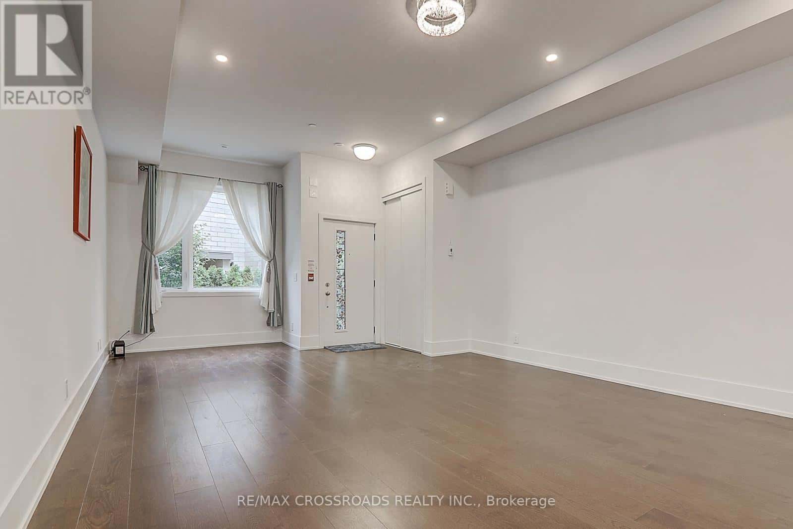 TH18 - 270 DAVENPORT ROAD — Toronto (Annex), Ontario - Photo 2 of 38