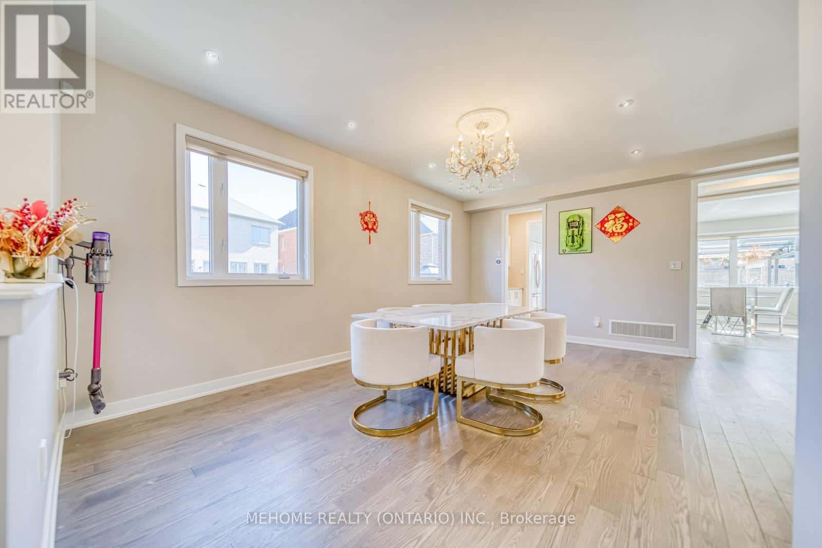 7 PROUD COURT — Aurora, Ontario - Photo 5 of 38