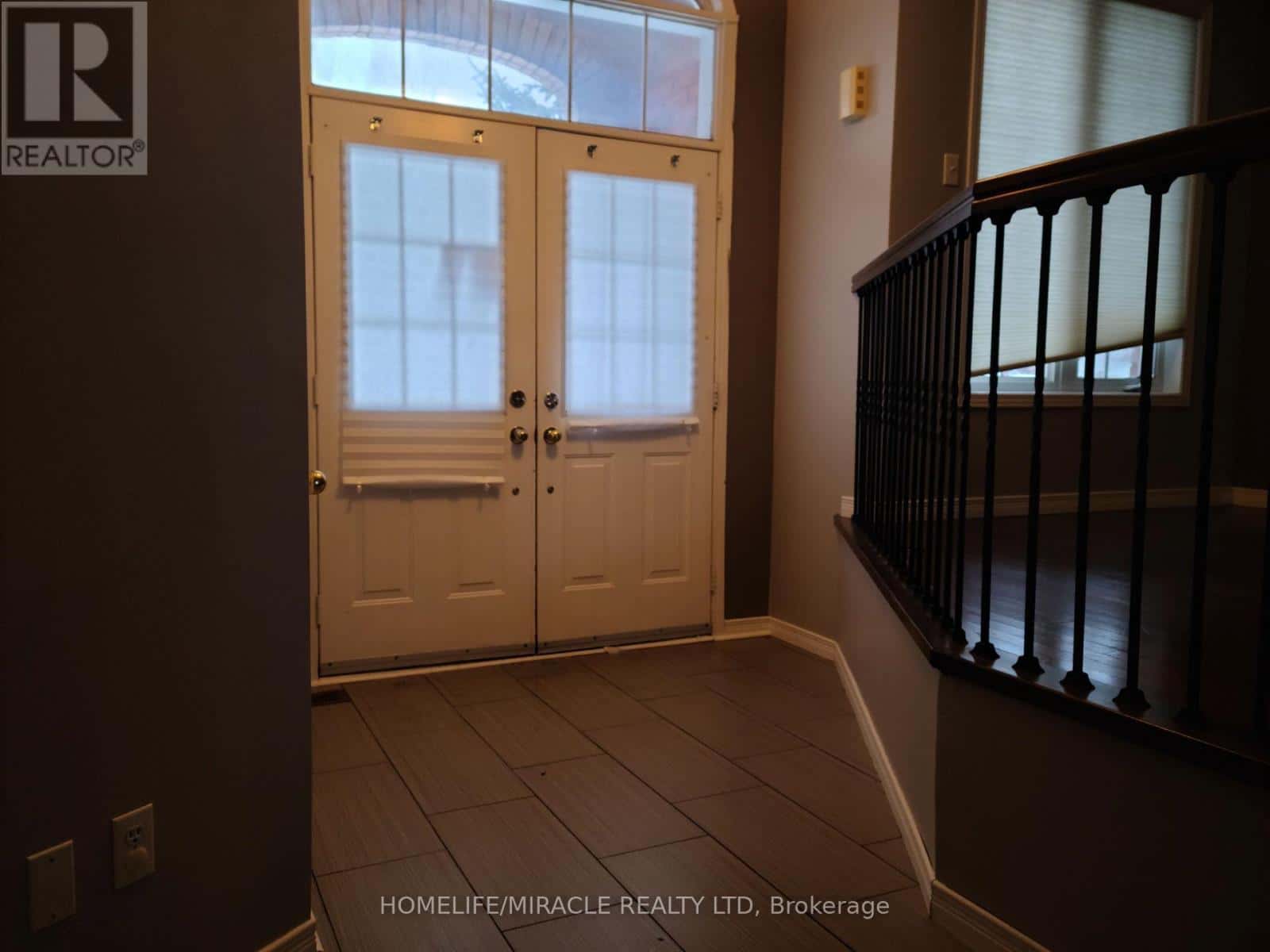 260 STANLEY STREET — Barrie (East Bayfield), Ontario - Photo 3 of 37