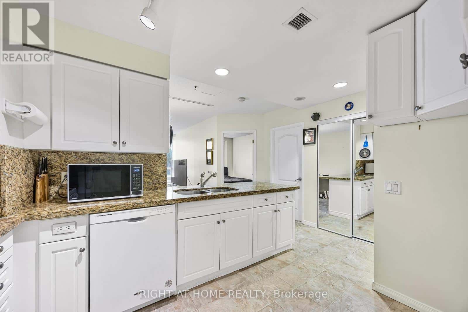 53 - 74 ROSS STREET — Barrie (Queen's Park), Ontario - Photo 5 of 44