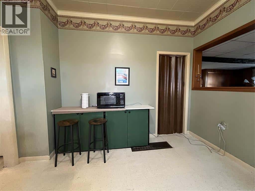 305 ST CLAIR STREET — Chatham, Ontario - Photo 3 of 15