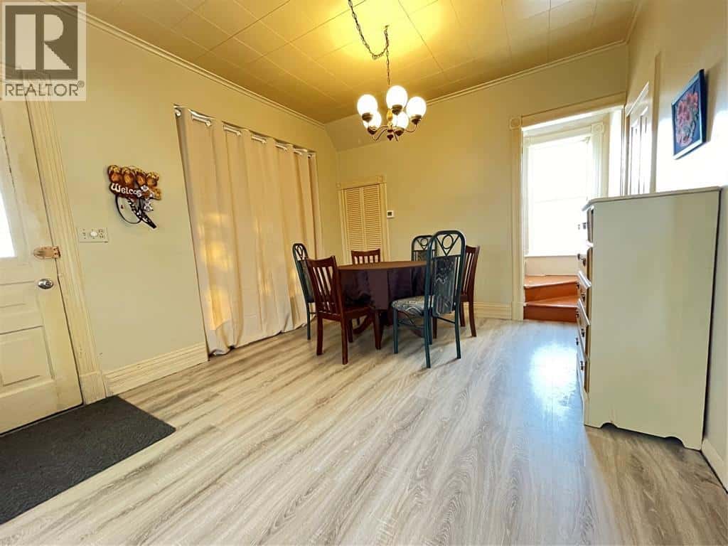 305 ST CLAIR STREET — Chatham, Ontario - Photo 4 of 15