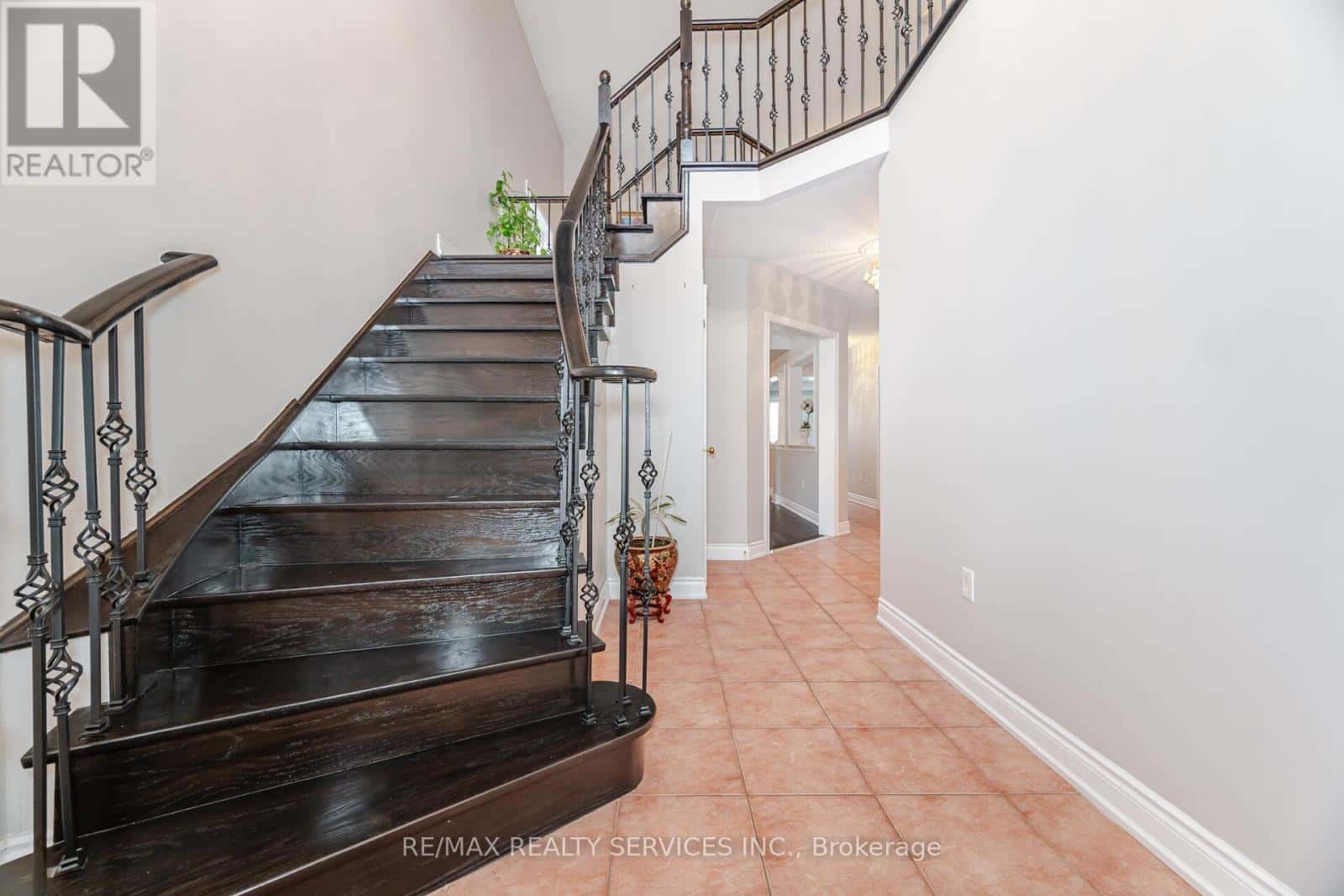 39 RATTLESNAKE ROAD — Brampton (Sandringham-Wellington), Ontario - Photo 3 of 50