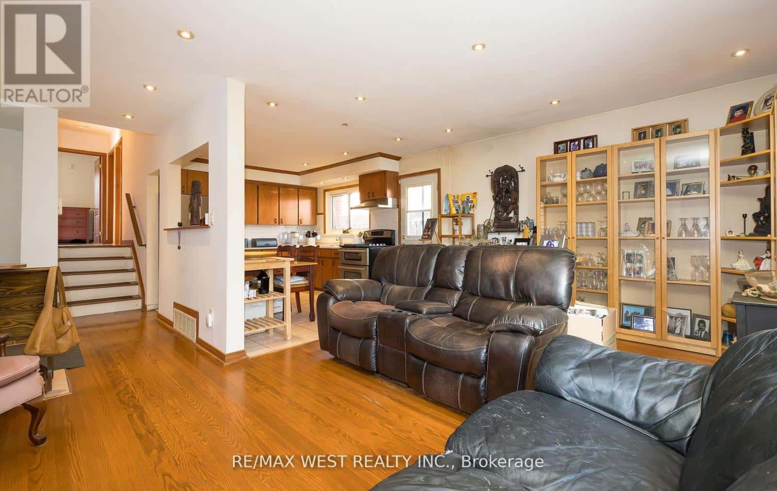 6 LAGOS ROAD — Toronto (Rexdale-Kipling), Ontario - Photo 5 of 45