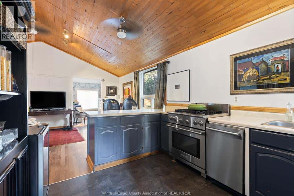 125 CRYSTAL LANE — Harrow, Ontario - Photo 2 of 17