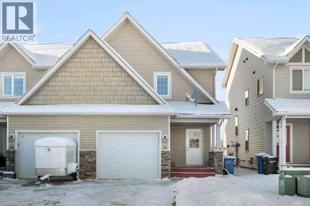 17 Deer Coulee Drive — Didsbury, Alberta - Photo 2 of 39