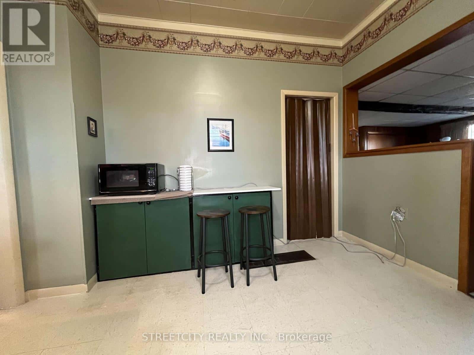 305 ST CLAIR STREET — Chatham-Kent, Ontario - Photo 3 of 16