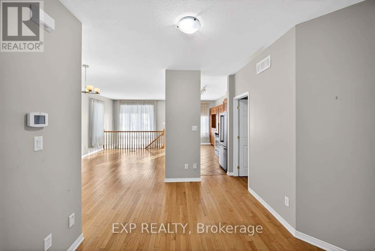 215 CAIRNSMORE CIRCLE — Ottawa, Ontario - Photo 5 of 29