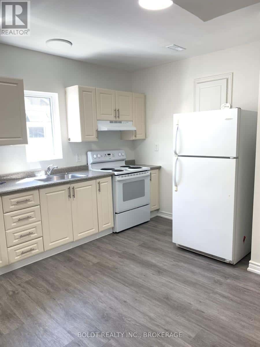 114 LAKE STREET E — St. Catharines (Downtown), Ontario - Photo 4 of 24