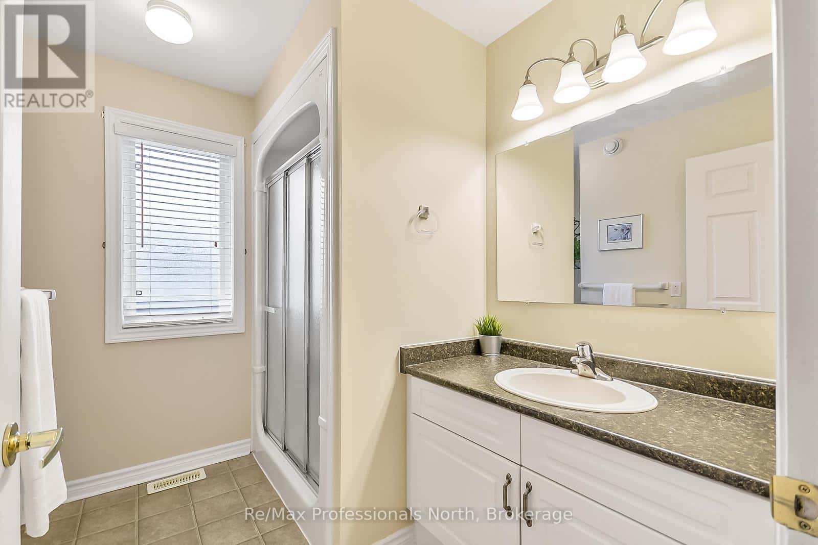 136 HEDGEWOOD LANE — Gravenhurst (Muskoka (S)), Ontario - Photo 4 of 34