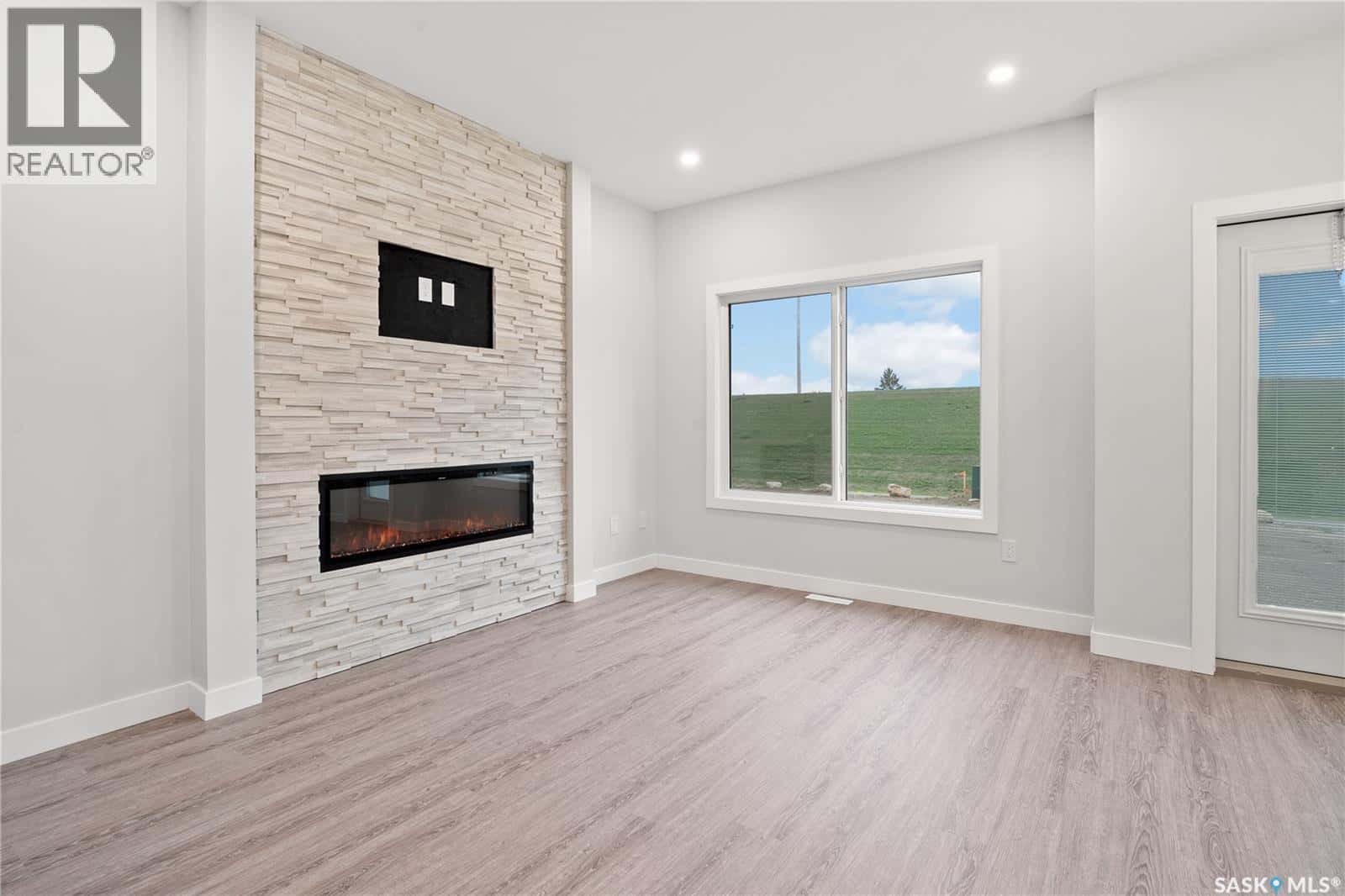 5529 Kennett SQUARE — Regina, Saskatchewan - Photo 5 of 40