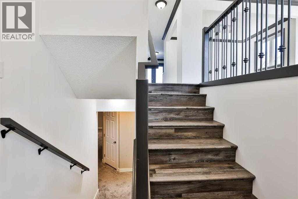 11 Wildwood Crescent W — Lethbridge, Alberta - Photo 4 of 43