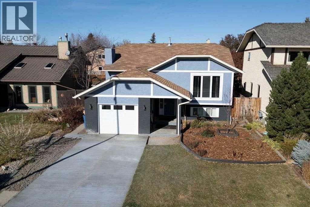 11 Wildwood Crescent W — Lethbridge, Alberta - Main photo