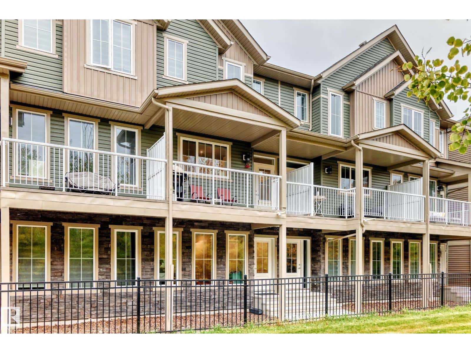 #16 1051 GRAYDON HILL BV SW — Edmonton, Alberta - Photo 2 of 31