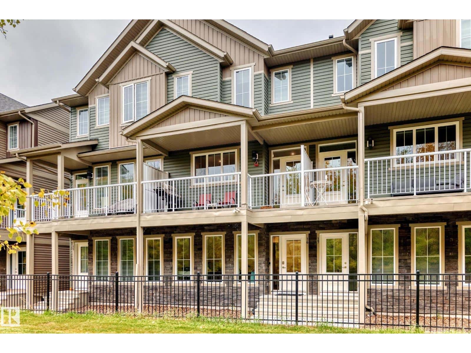 #16 1051 GRAYDON HILL BV SW — Edmonton, Alberta - Photo 3 of 31