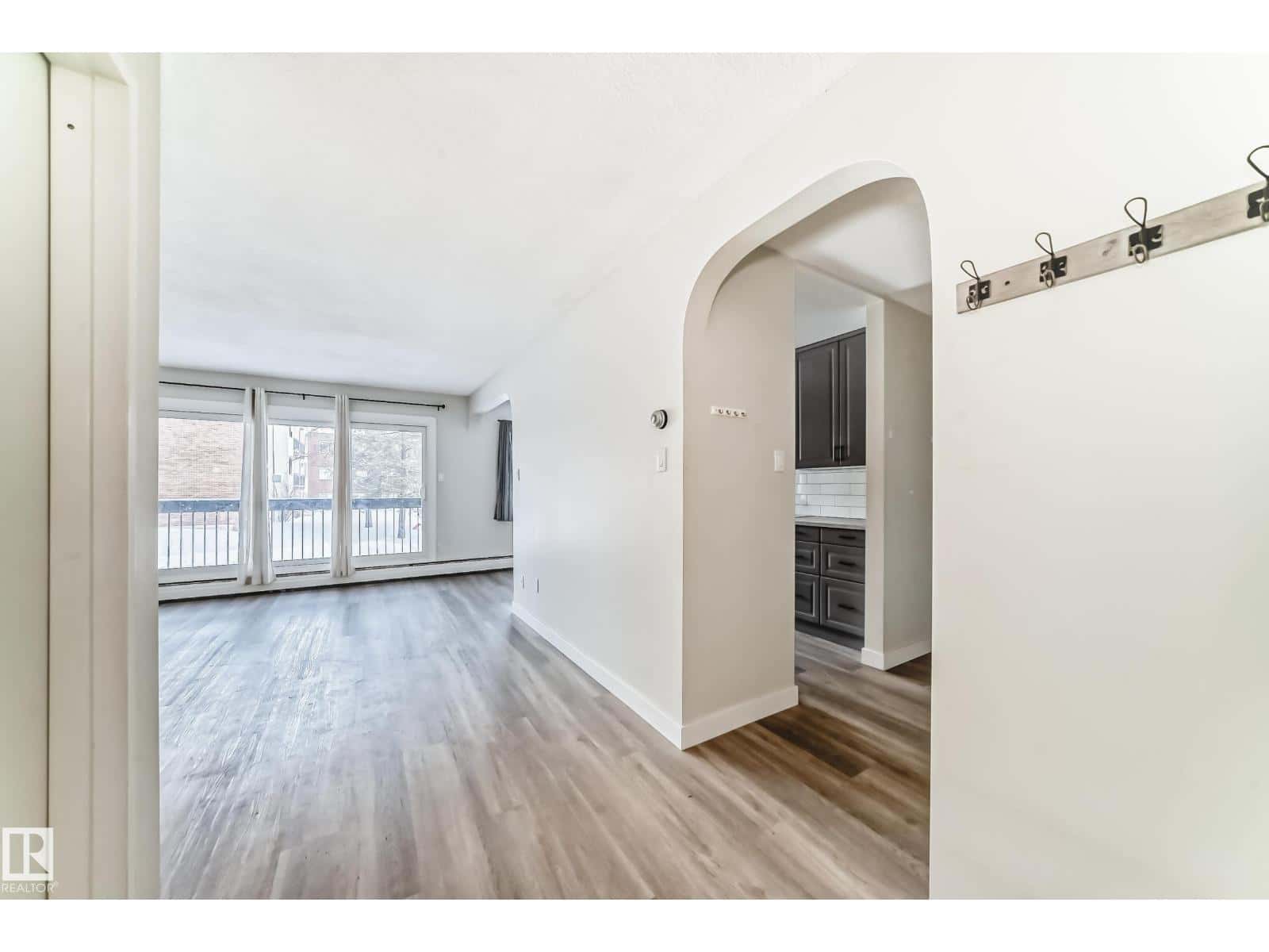 #204 11420 40 AV NW — Edmonton, Alberta - Photo 4 of 32