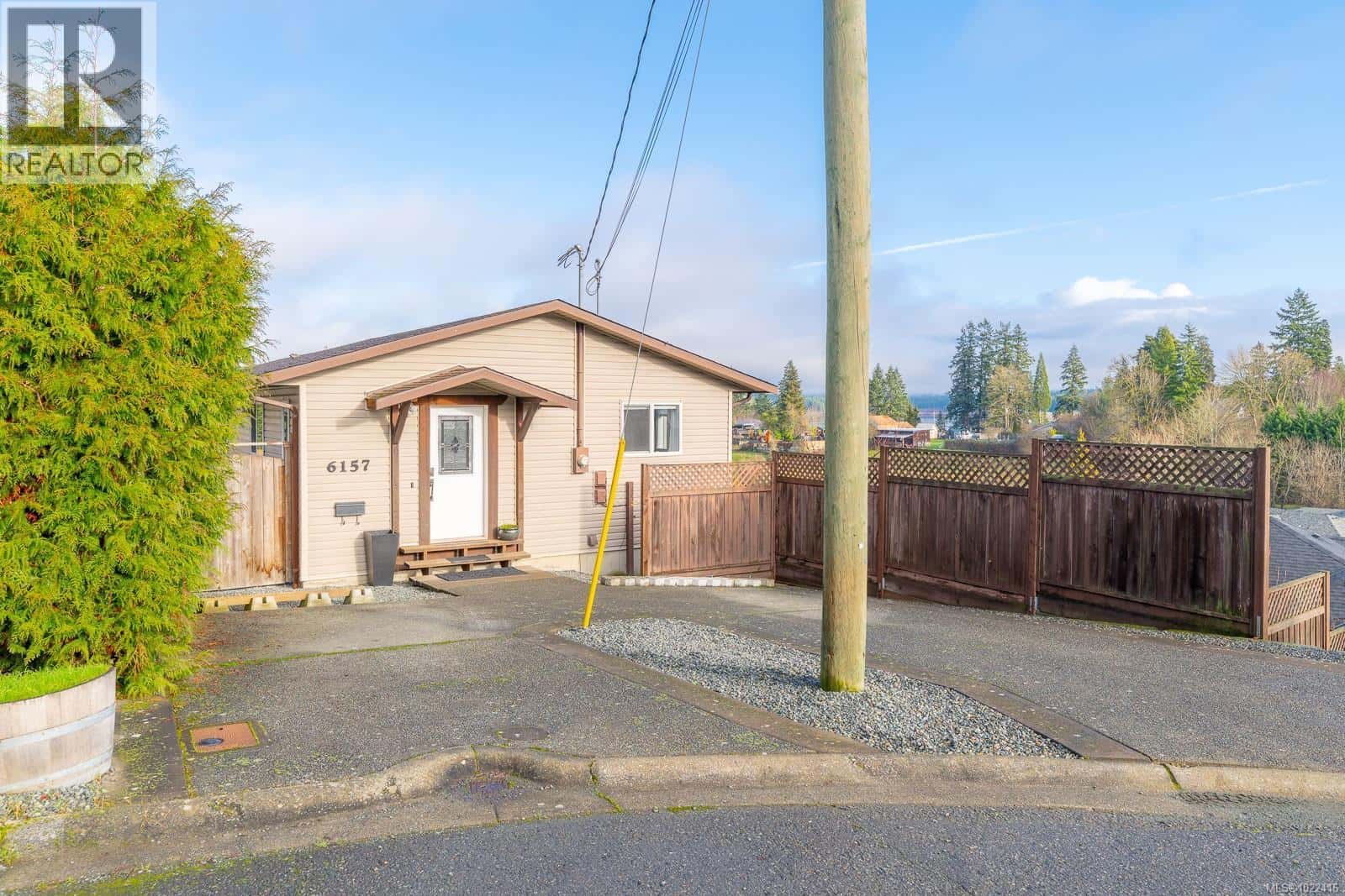 6157 Lakeview Dr — Duncan, British Columbia - Photo 2 of 44