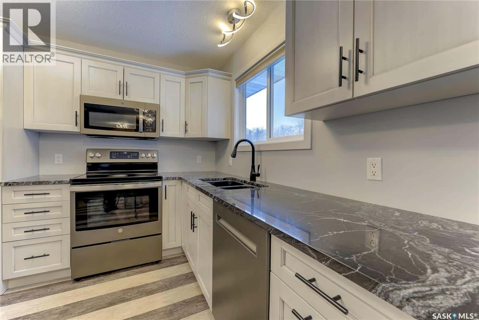 123 4th STREET W — Pierceland, Saskatchewan - Photo 5 of 43