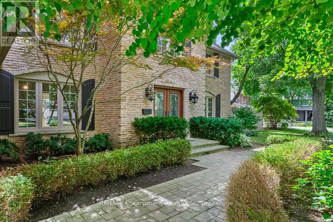 138 CAVENDISH COURT — Oakville (MO Morrison), Ontario - Photo 2 of 39