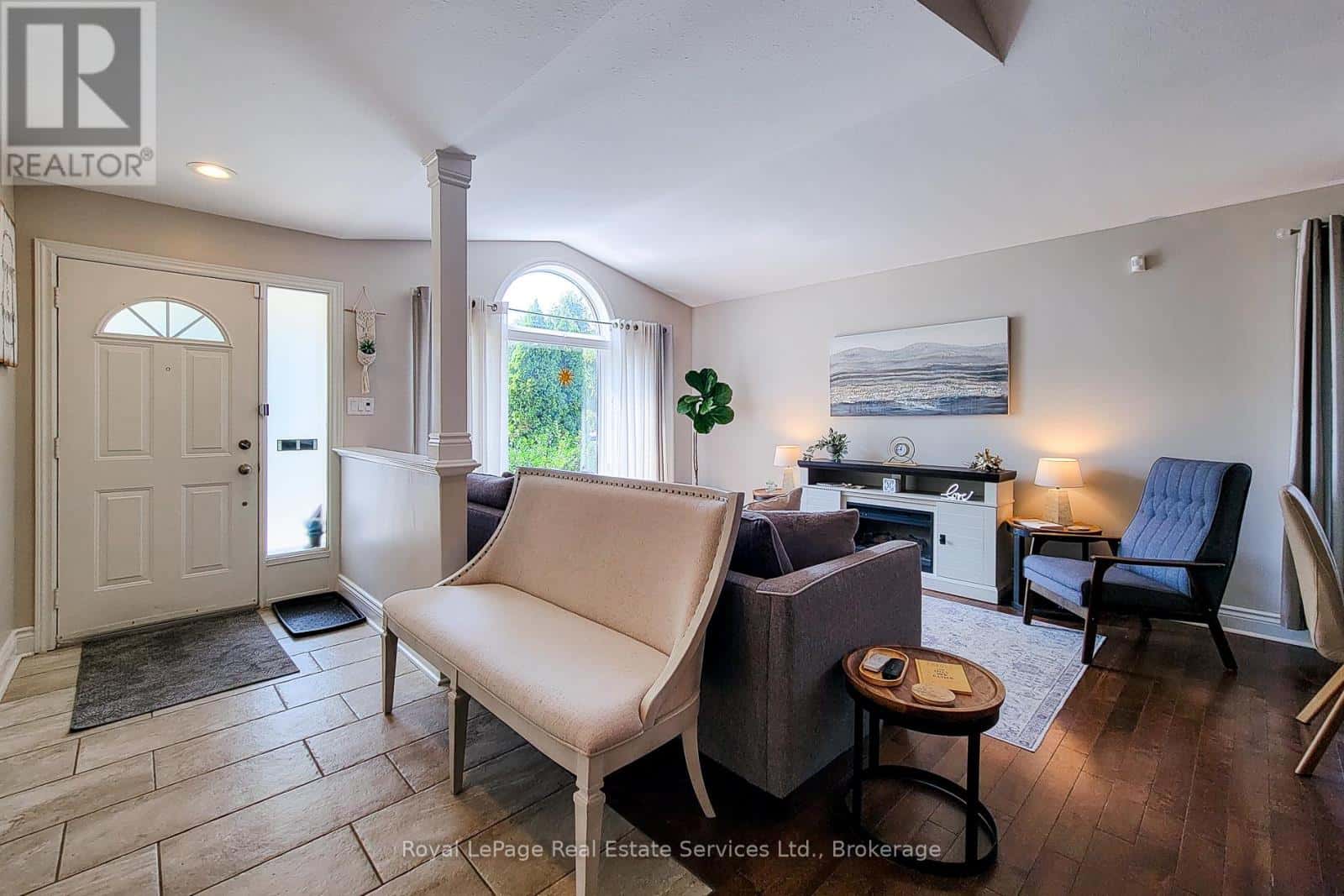 8111 WOODSVIEW CRESCENT — Niagara Falls (Ascot), Ontario - Photo 4 of 48