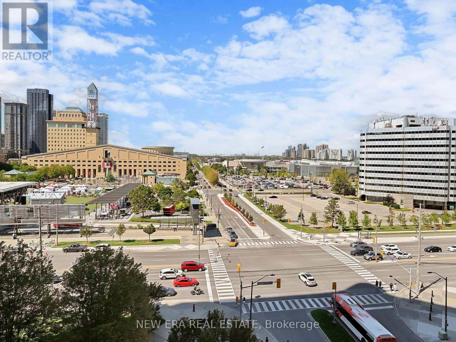 923 - 3888 DUKE OF YORK BOULEVARD — Mississauga (City Centre), Ontario - Photo 2 of 37