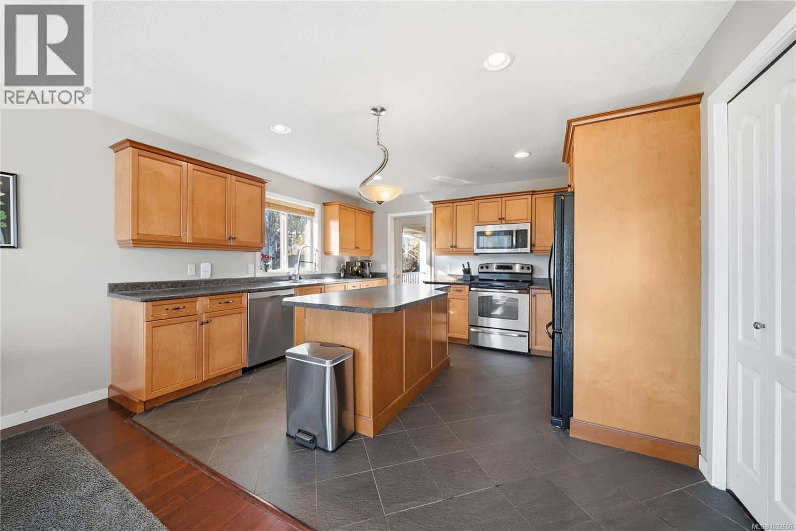 1787 Montana Rd — Nanaimo, British Columbia - Photo 2 of 56