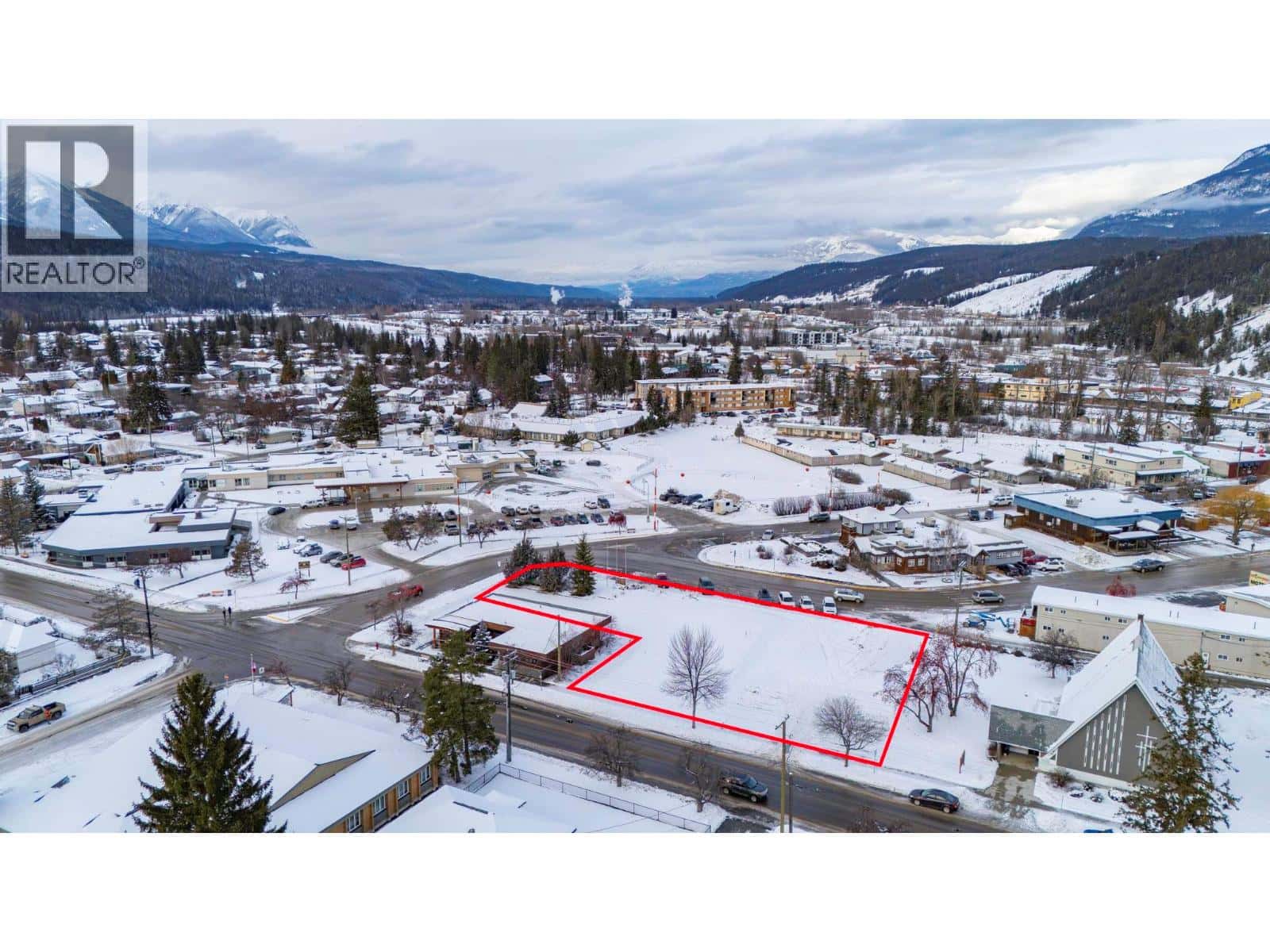 837 Park Drive — Golden, British Columbia - Photo 3 of 38