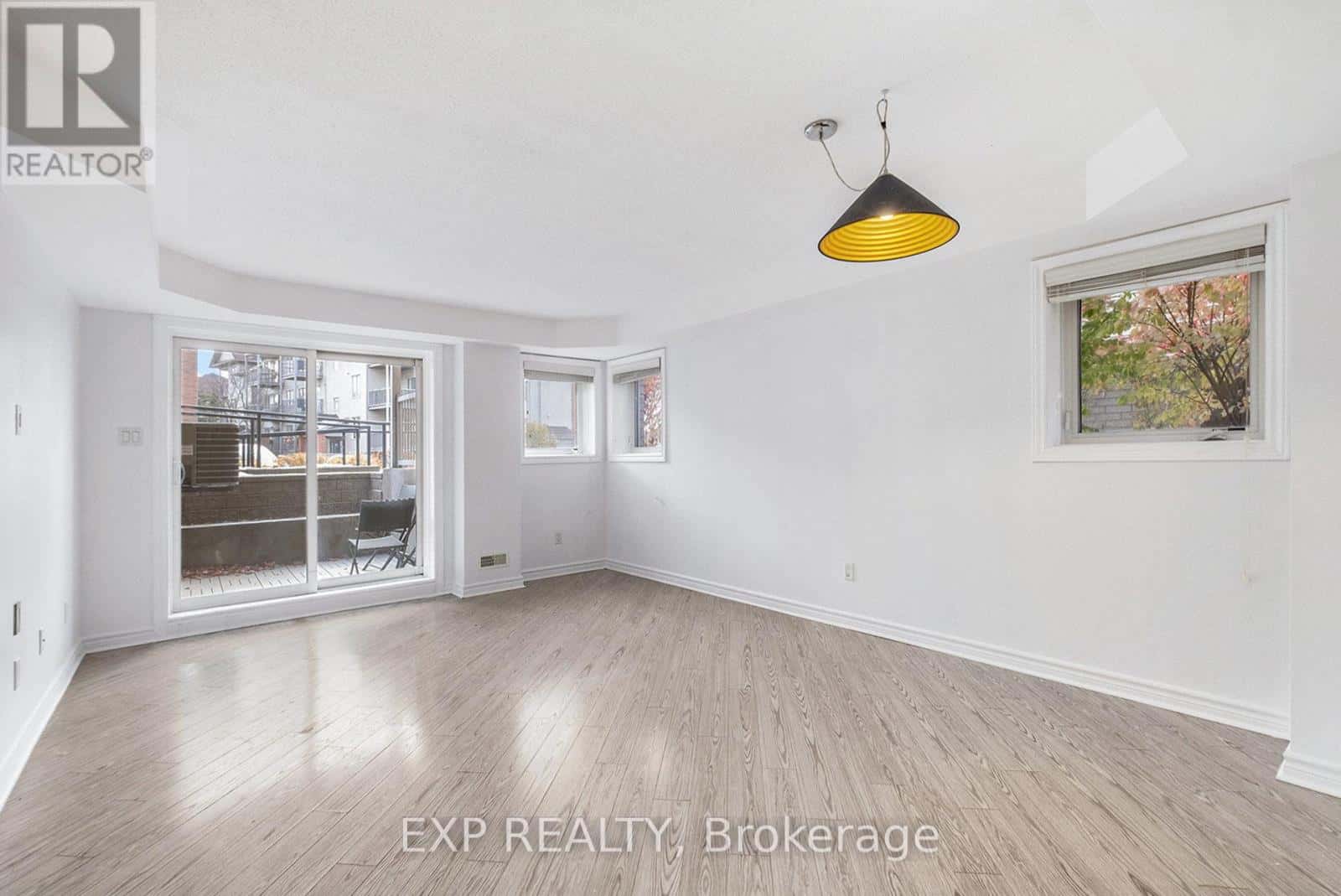 2 - 305 CRESTHAVEN DRIVE — Ottawa, Ontario - Photo 2 of 17