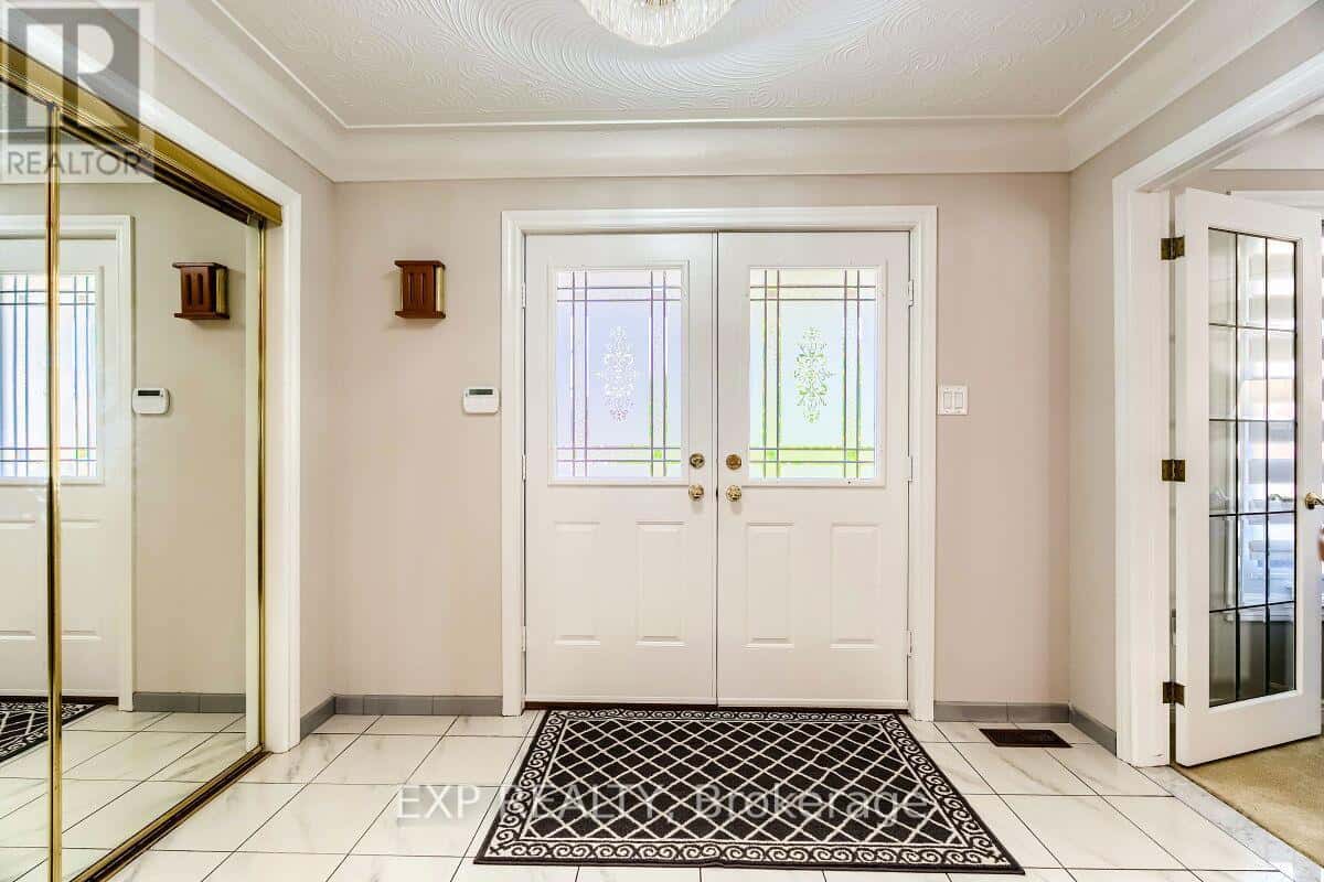 16 VOGUE COURT — Hamilton (Stoney Creek), Ontario - Photo 2 of 50