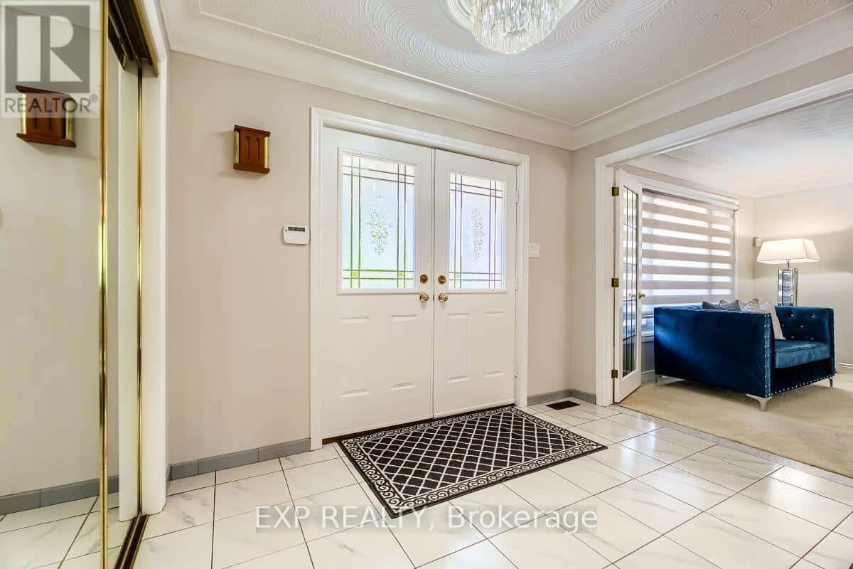 16 VOGUE COURT — Hamilton (Stoney Creek), Ontario - Photo 3 of 50