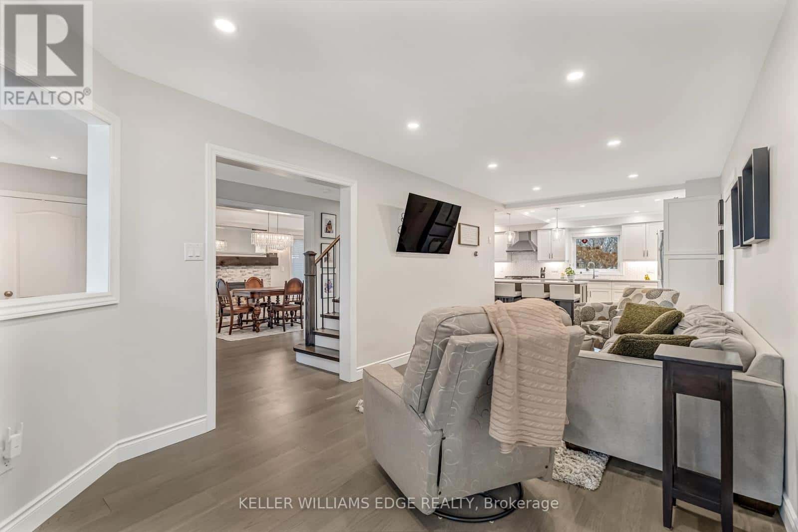 8 KEEWAYDIN STREET — Hamilton (Waterdown), Ontario - Photo 4 of 50