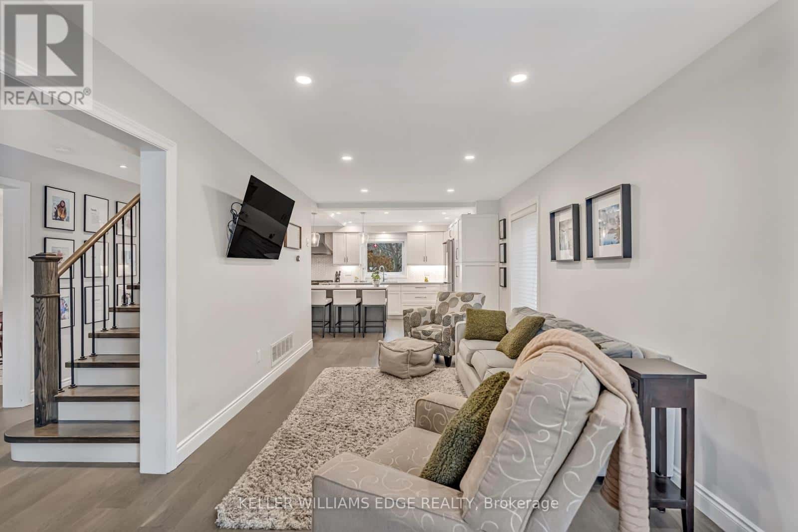 8 KEEWAYDIN STREET — Hamilton (Waterdown), Ontario - Photo 5 of 50