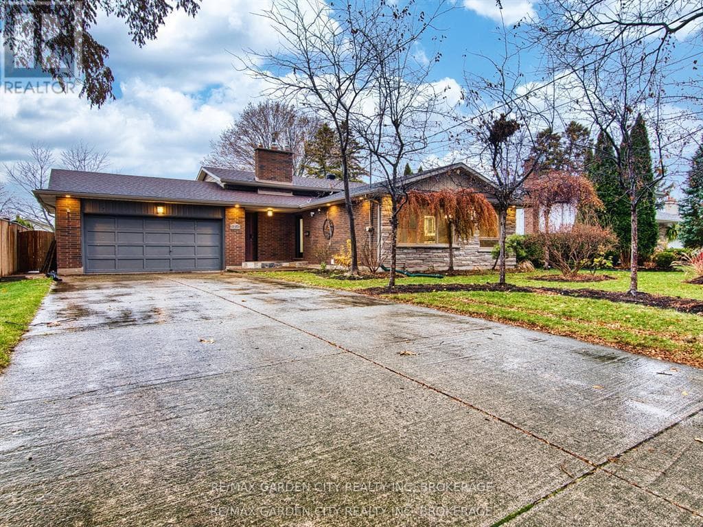 15 BLACK FRIARS ROAD — St. Catharines (Lakeshore), Ontario - Main photo