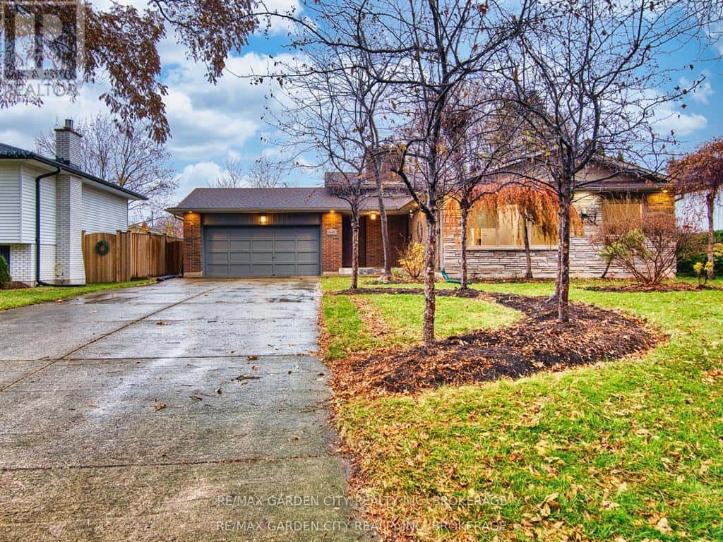 15 BLACK FRIARS ROAD — St. Catharines (Lakeshore), Ontario - Photo 2 of 31