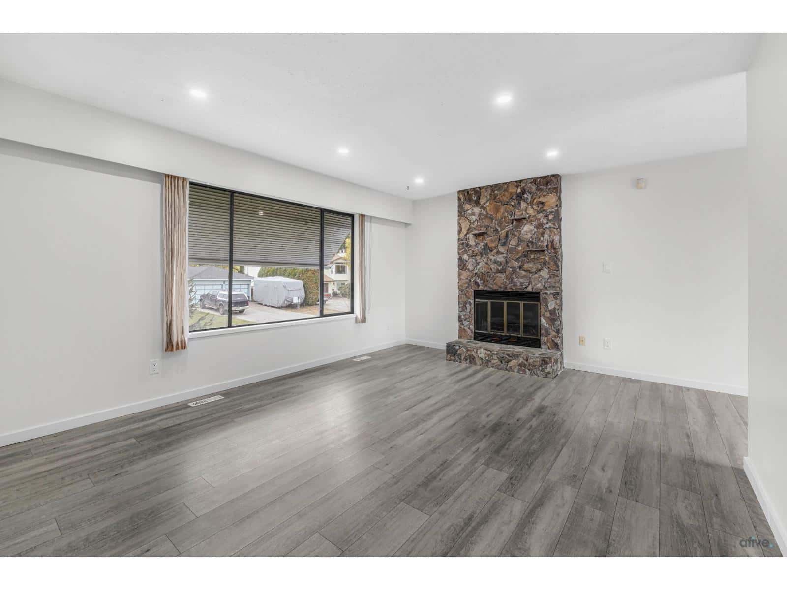 7710 JUNIPER STREET — Mission, British Columbia - Photo 2 of 20