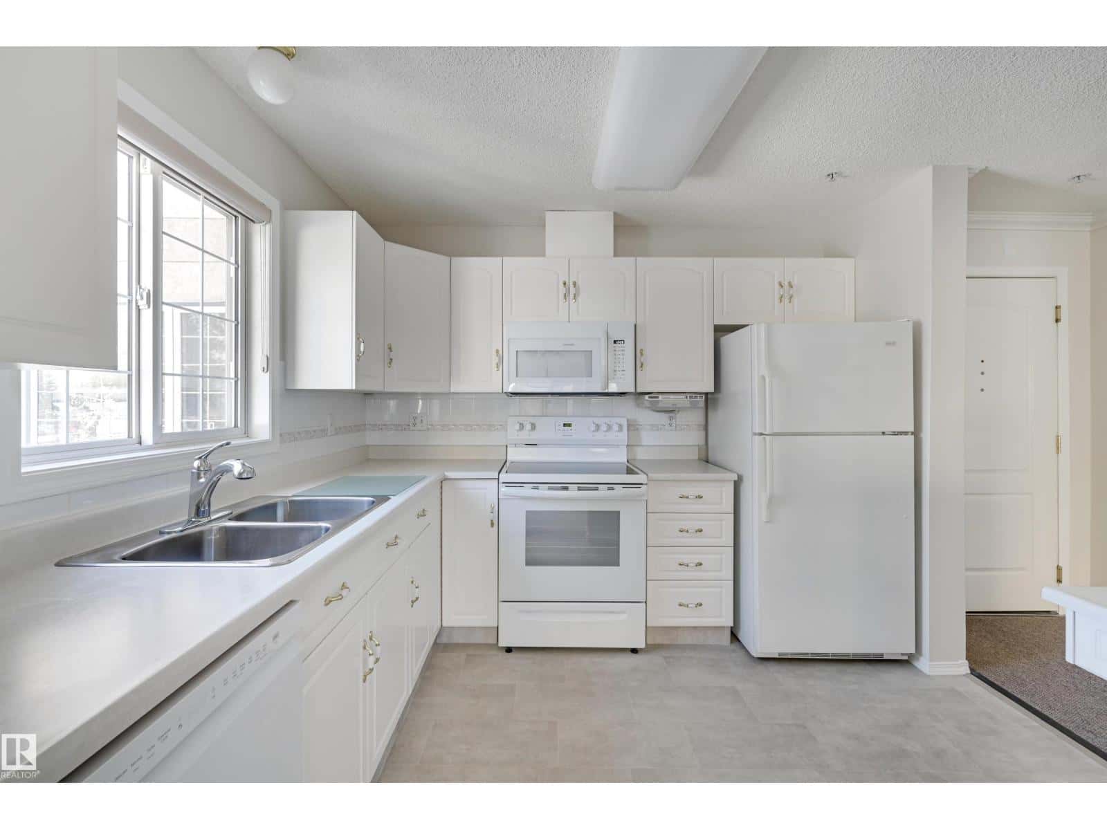 #205 13450 114 AV NW — Edmonton, Alberta - Photo 5 of 41