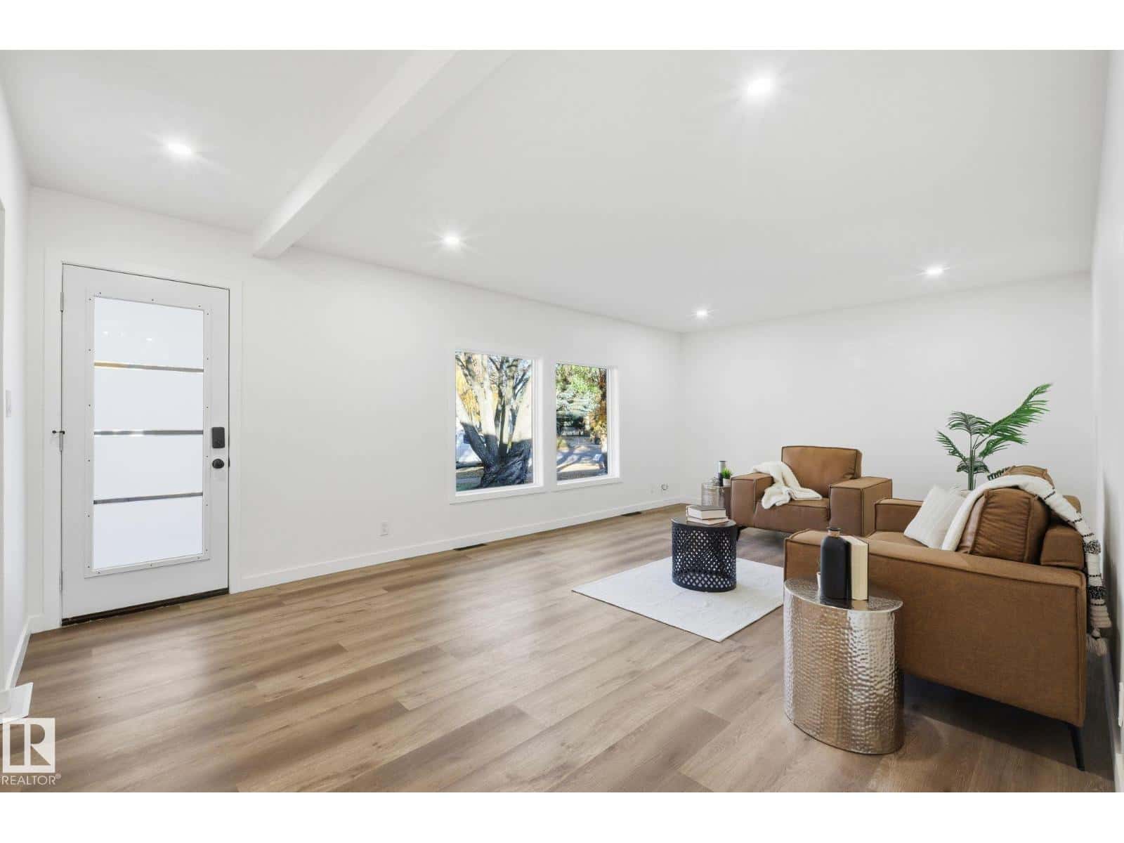 13507 124 AV NW — Edmonton, Alberta - Photo 3 of 50